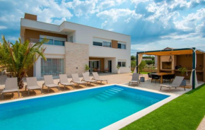 Gorgeous Home In Mandre With Heated Swimming Pool